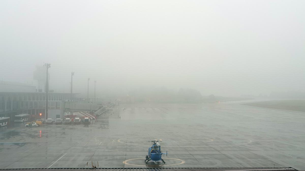 Peinador, bajo la niebla en una jornada con desvíos de vuelos.