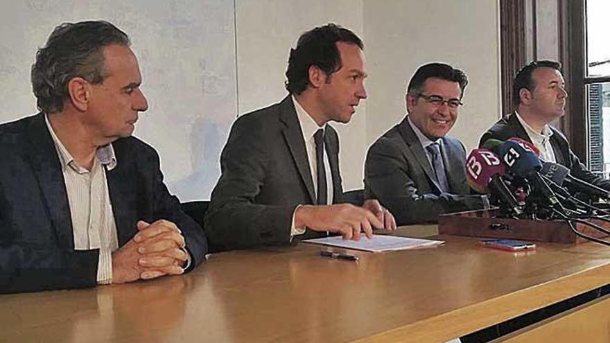 Xavier Ramis, el conseller Marc Pons, Antoni Abrines de Aviva y Francesc Dalmau, en rueda de prensa.