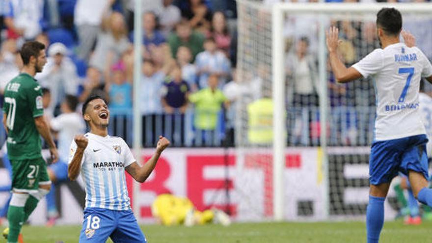 Roberto Rosales, del Málaga, celebra un gol con Juankar.