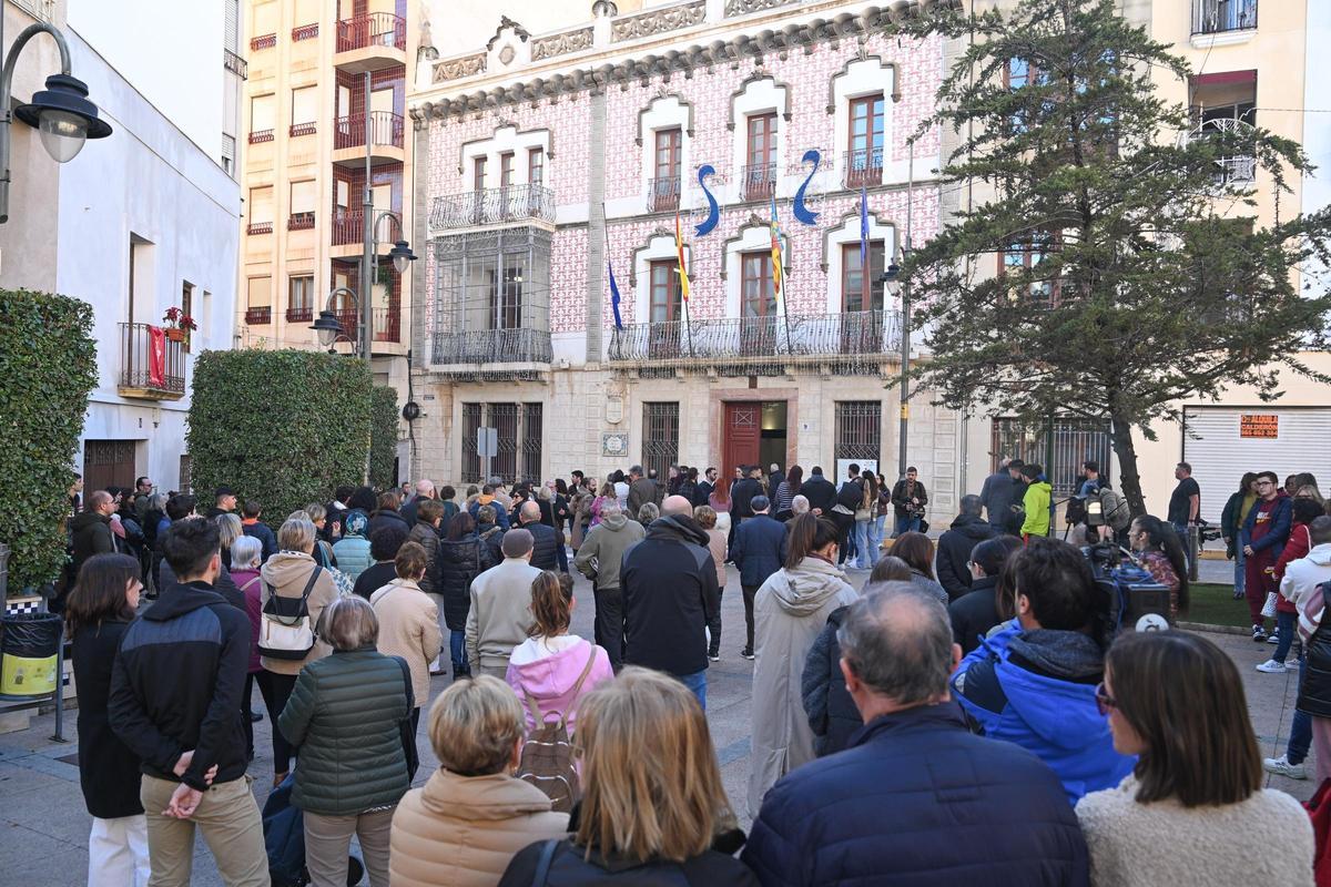 Minuto de silencio en Crevillent por la joven fallecida en un incendio