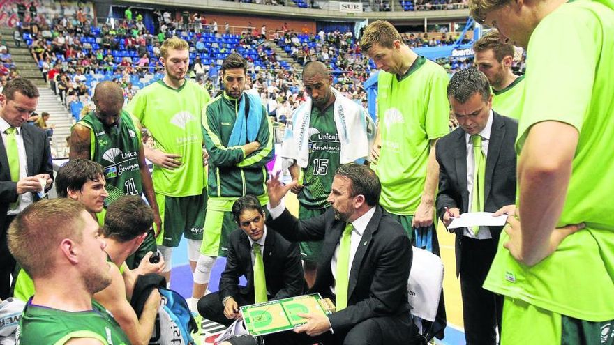 Los jugadores del Unicaja, junto a Joan Plaza, en un tiempo muerto. El equipo verde tiene por delante 5 partidos más de la Liga Regular antes de la llegada del play off.