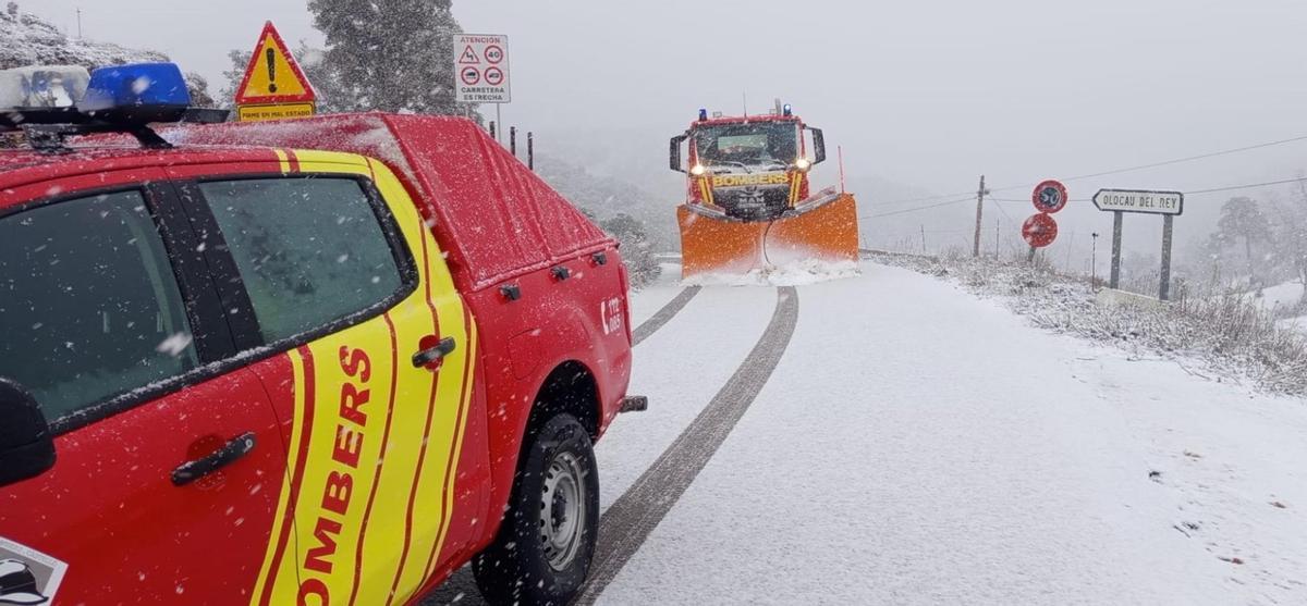 Equipos de limpieza en las carreteras mencionadas, este miércoles en Castellón.