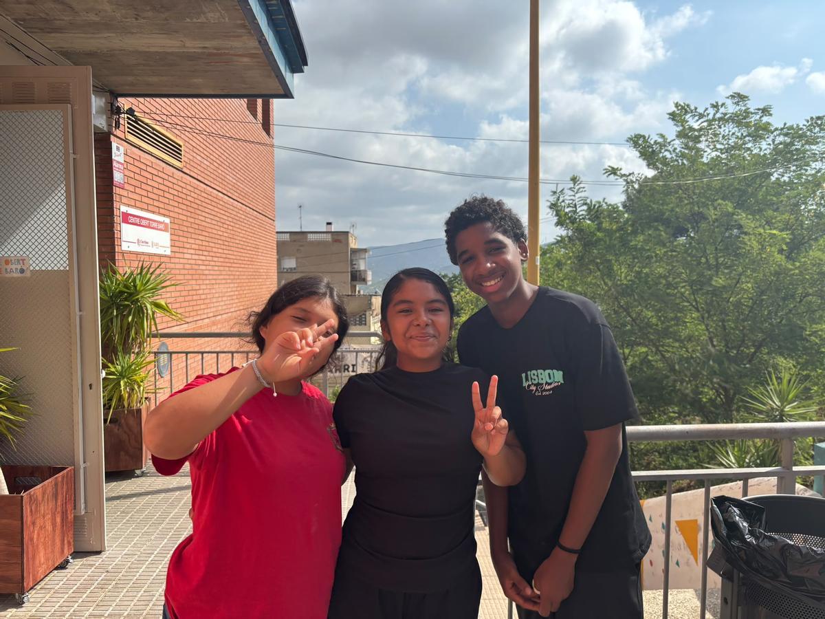 Daniel con Isabela y Alice, dos amigas que ha conocido en el casal de verano