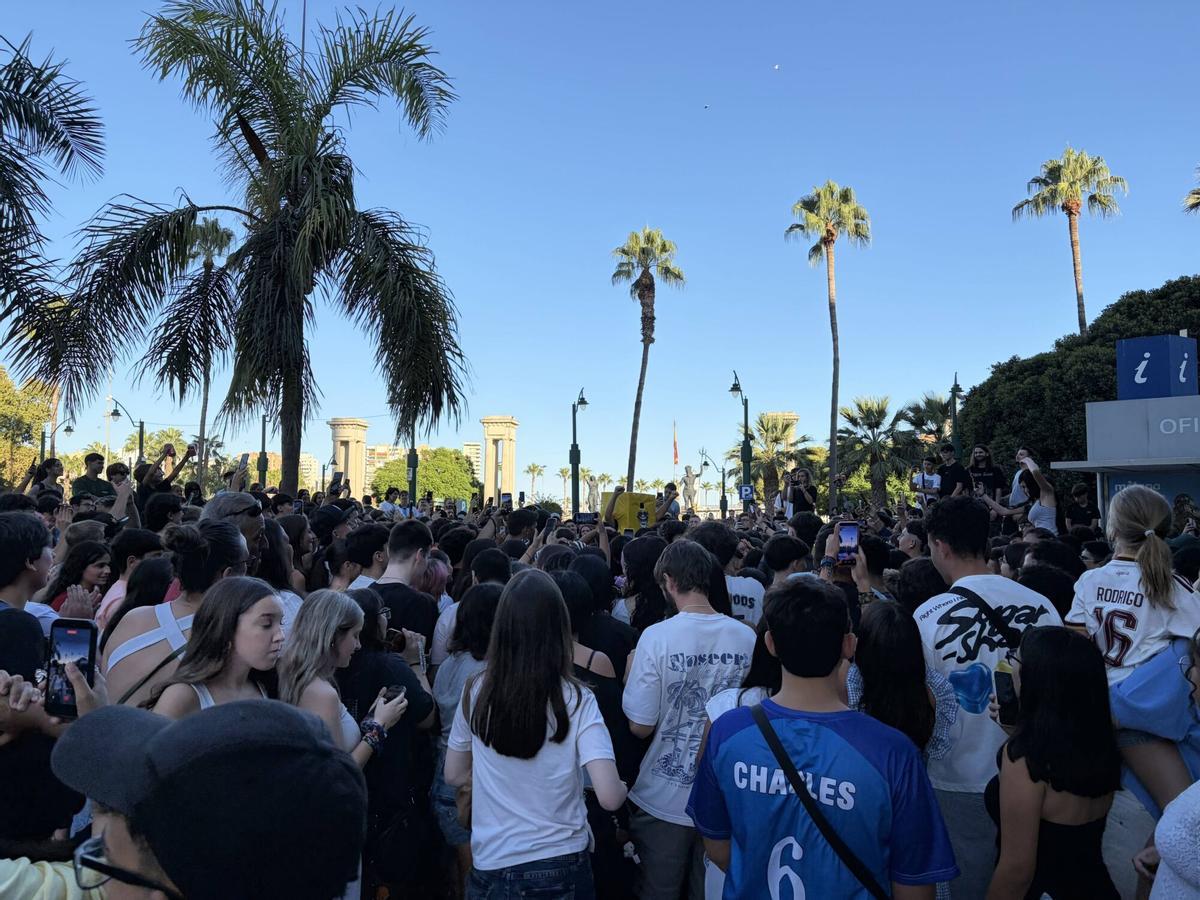 Batalla de 'farmear aura' en la Plaza de la Marina
