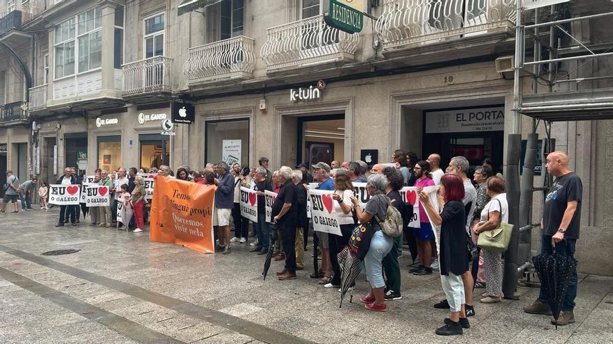 Concentración en Príncipe en protesta por un caso de discriminación lingüística nunha tenda onde se negaron a atender a unha clienta en galego
