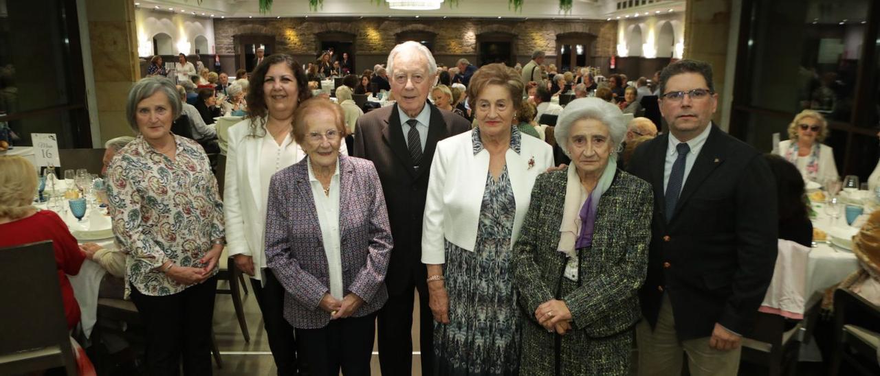 Por la izquierda, Soledad Lafuente, Marina Pineda, Mercedes Baldó, Gonzalo Cuesta, Marinita Ablanedo, Carmina Cerezo y José Antonio Migoya, ayer, en el restaurante Somió Park, durante el homenaje a los mayores. | Juan Plaza