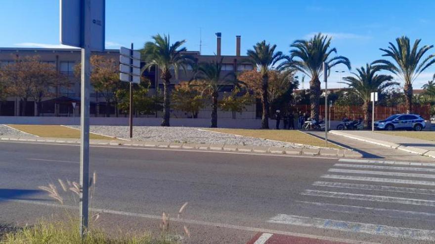 Una imagen del Colegio Miguel Hernández, con la patrulla de Policía Local desplazada allí.