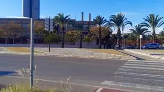 La Policía Local sorprende a tres menores sacando mesas y sillas de un colegio de Elche