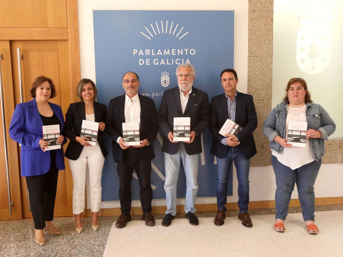 Isorna, Santalices y Rial Boubeta, junto a Rodríguez, Pérez y Carreira, de los grupos parlamentarios de PSdeG, PP y BNG, ayer, en la Cámara. | // XOÁN ÁLVAREZ