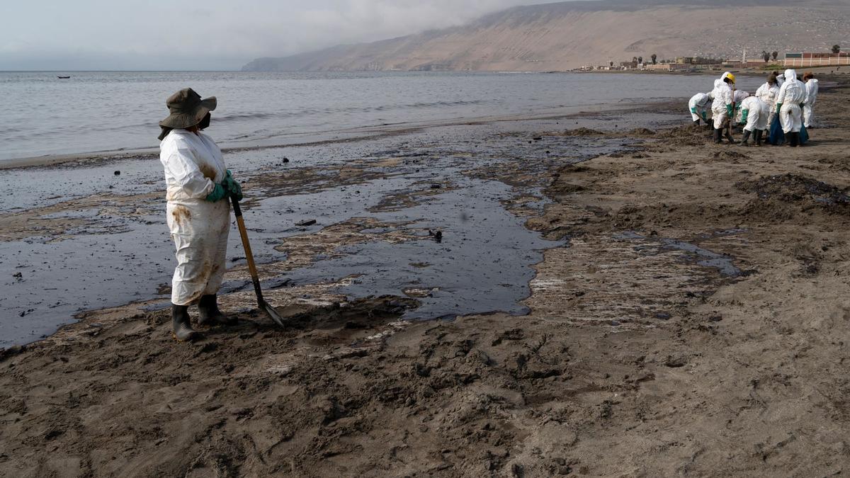 Vertido de petróleo en las costas de Perú.