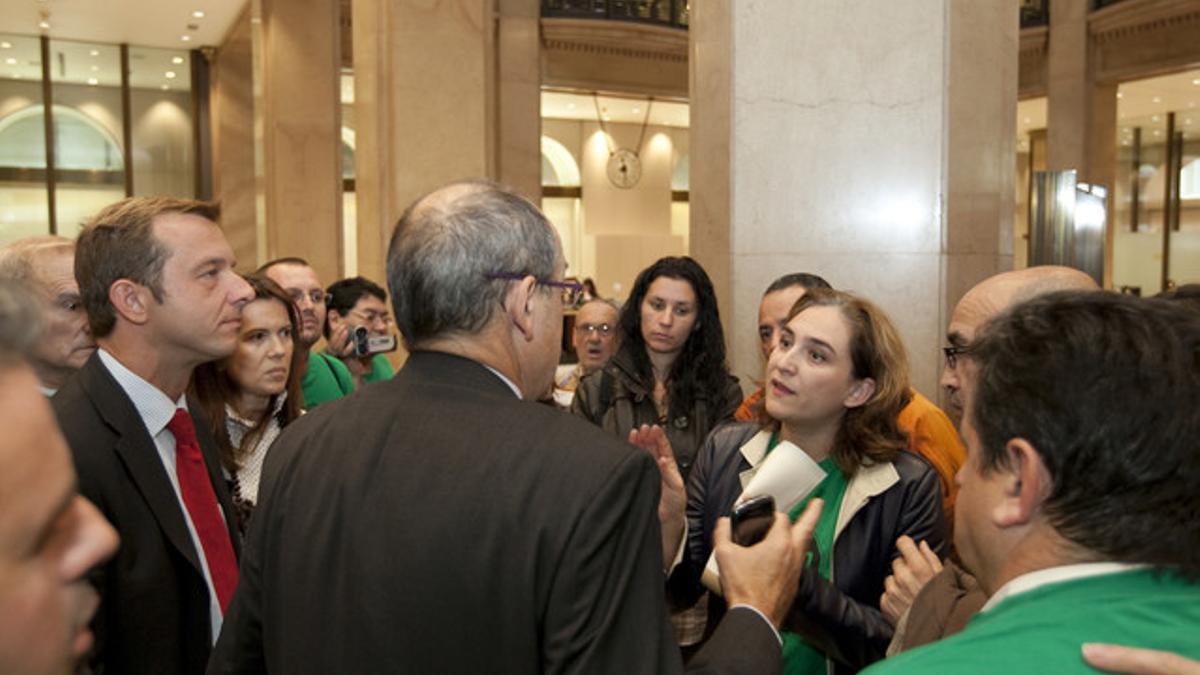 La portavoz de la PAH, Ada Colau, habla con un responsable de Catalunya Caixa durante la ocupación del vestíbulo de la entidad en Via Laietana por parte de afectados por la hipoteca, el pasado 5 de noviembre.