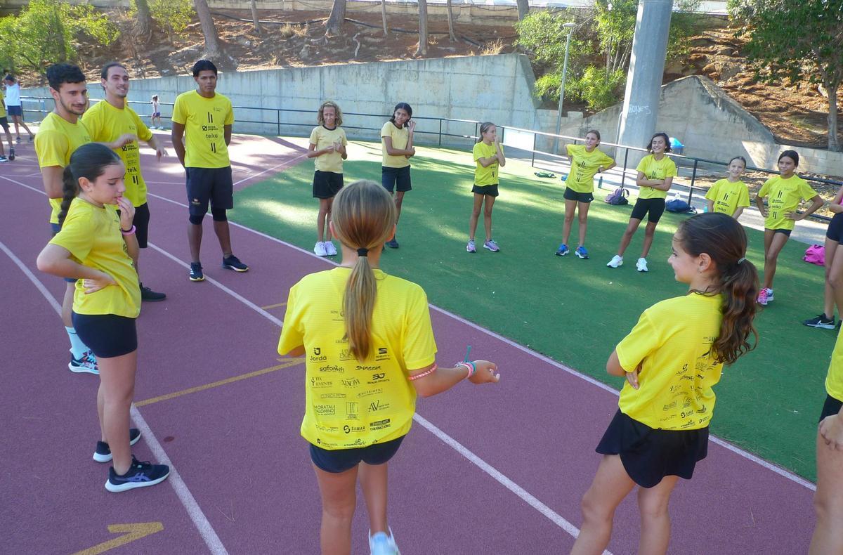 Los monitores instruyen al alumnado el primer día de la nueva temporada