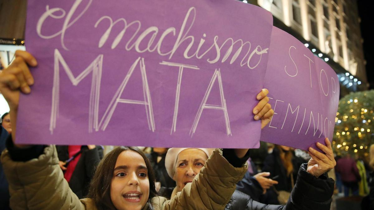 Una joven porta una pancarta con el machismo en la manifestación de Vigo por el 25N.