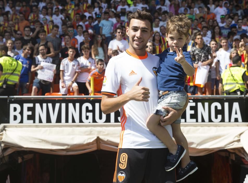 Munir, presentado con el Valencia CF