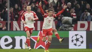 Thomas Müller corre victorioso tras anotar el 2-0 en el tiempo añadido de la primera mitad.