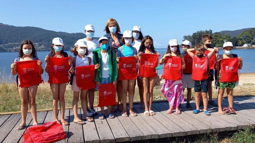 Un grupo de niños, con la alcaldesa Digna Rivas, durante una actividad.