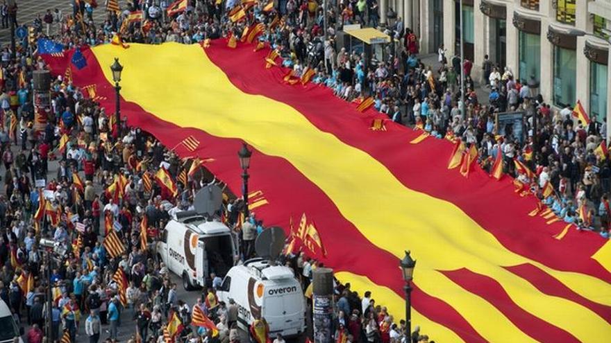 El 12-O supera la marca de asistentes del año pasado y llena la plaza de Cataluña