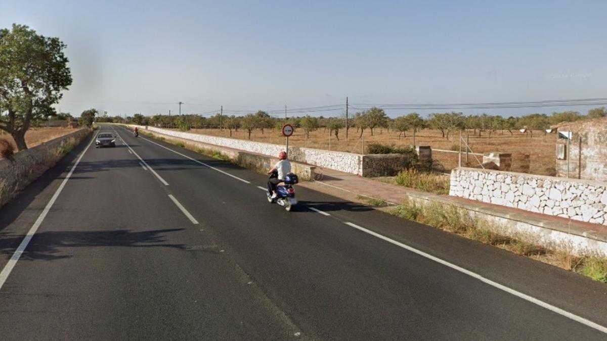 Un motorista circula por el lugar donde se ha producido el siniestro, entre Calonge y Cala d'Or, en Santanyí.