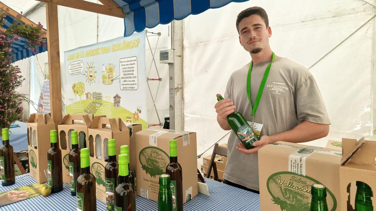 Esteban San Juan en el puesto del Llagar Valleoscuru en la Feria Agroalimentaria de Productos Ecológicos de Asturias, en Llanera.