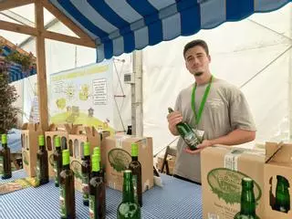 La sidra, de regreso en la feria ecológica de Llanera con el Llagar Valleoscuru: "Tiene un sabor suave, más carbónico que otros años, con un 'picorín' muy bueno"