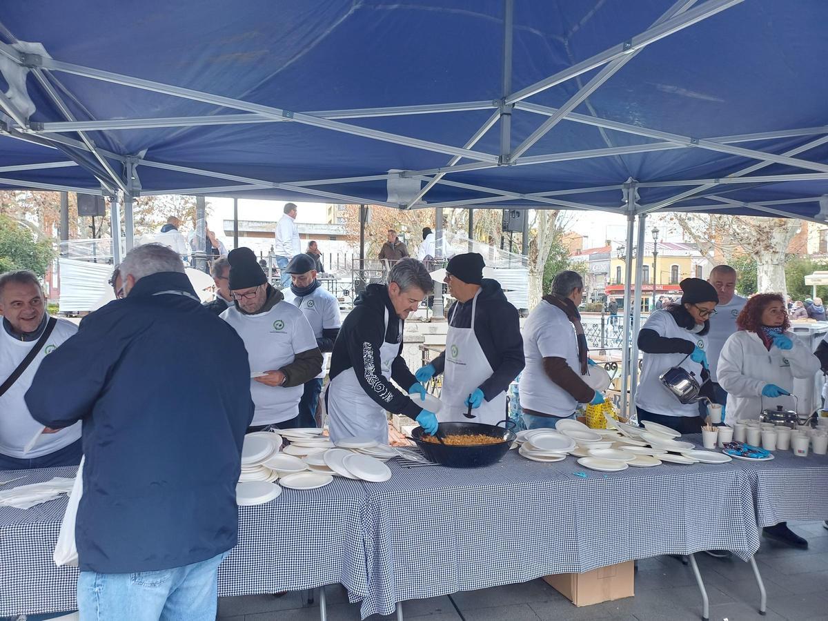 El Paseo de San Francisco de Badajoz acoge la XIII edición de las Migas Solidarias.