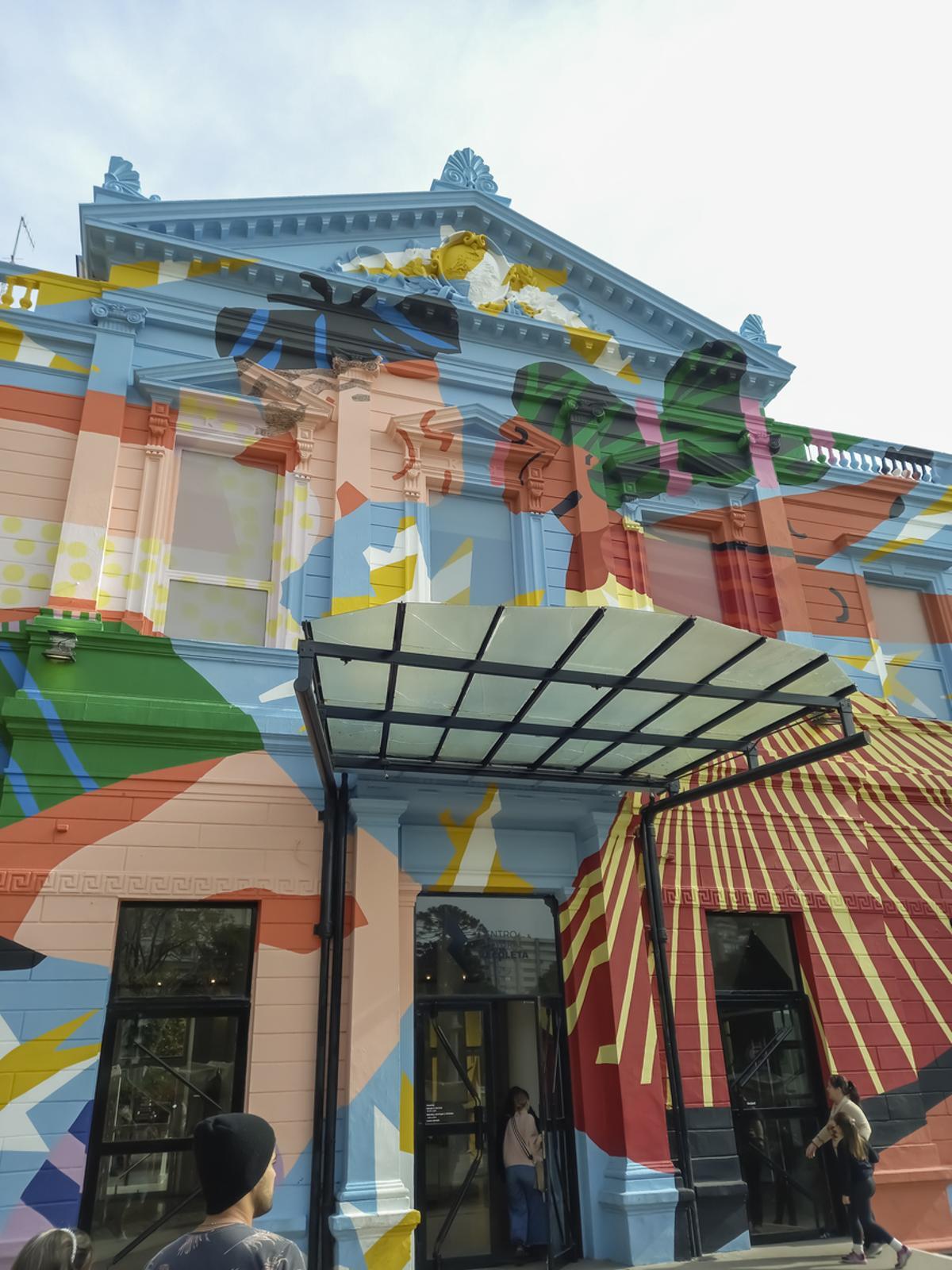 Colorida fachada del Centro Cultural Recoleta en Buenos Aires, Argentina