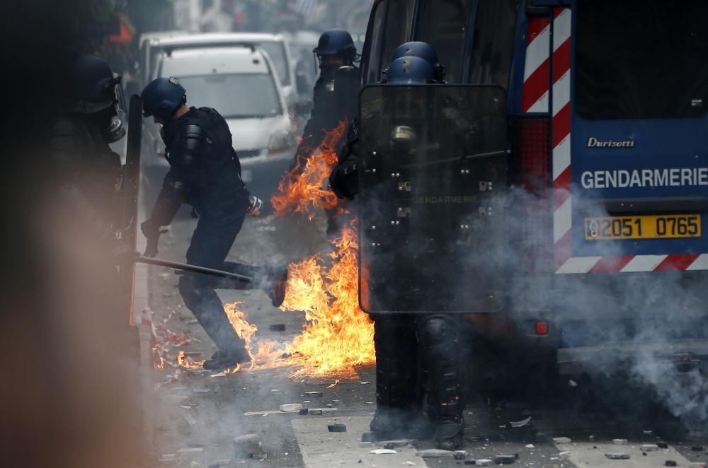 Batalla campal en París por la reforma laboral