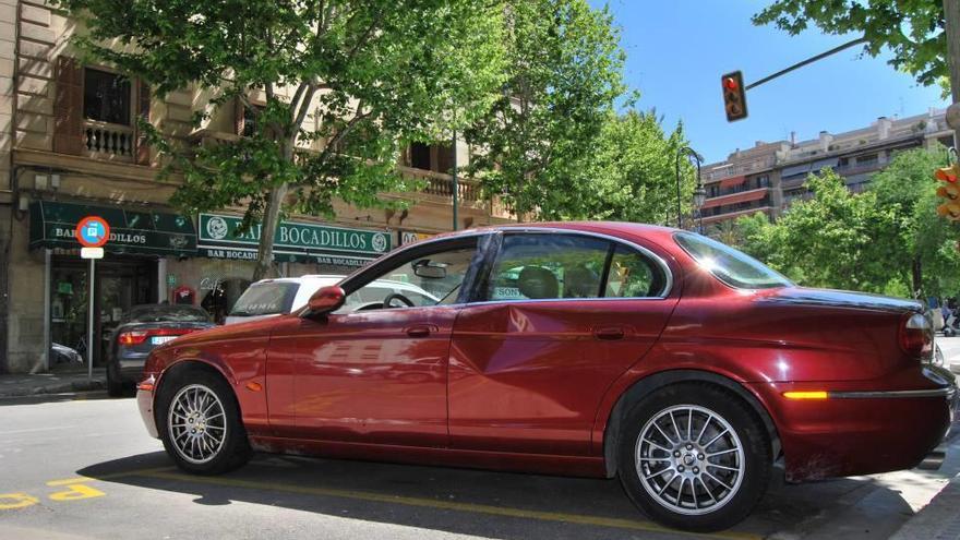 El Jaguar S-Type con el que fue atropellada la víctima, ante la Jefatura de Policía de Palma.