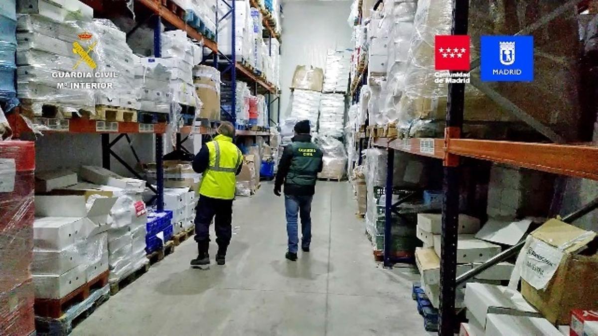 La Guardia Civil incauta más de 122.000 kilos de productos cárnicos y detiene a 14 personas.