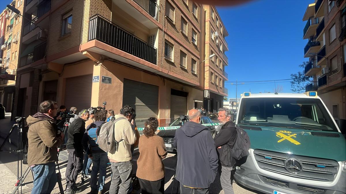 La Guardia Civil busca el arma del crimen en el piso del asesino de Xilxes.