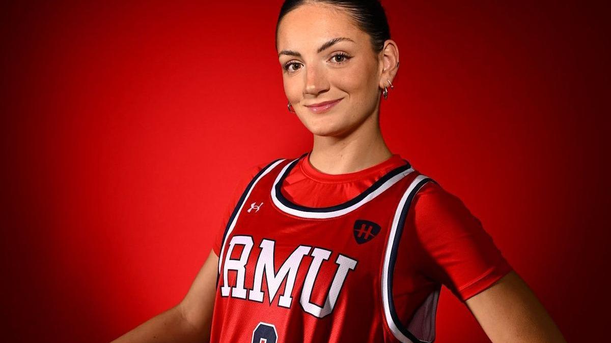 Alejandra, con la camiseta del Robert Morris Colonials.