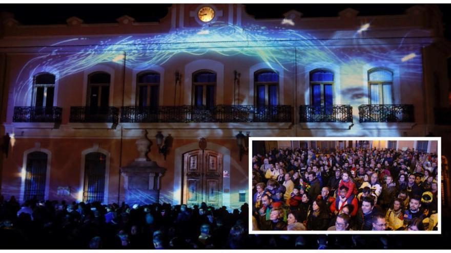 La fachada del ayuntamiento se transformó con un videomapping para completar la honra al maestro del 12+1.