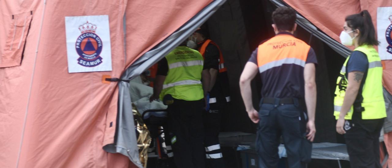 Operativos de Protección Civil tratando a un herido.