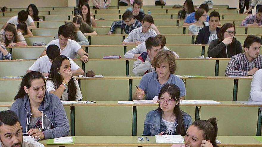 Examen de la EBAU en una Facultad ovetense.