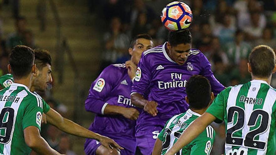 Varane remata de cabeza para marcar gol.