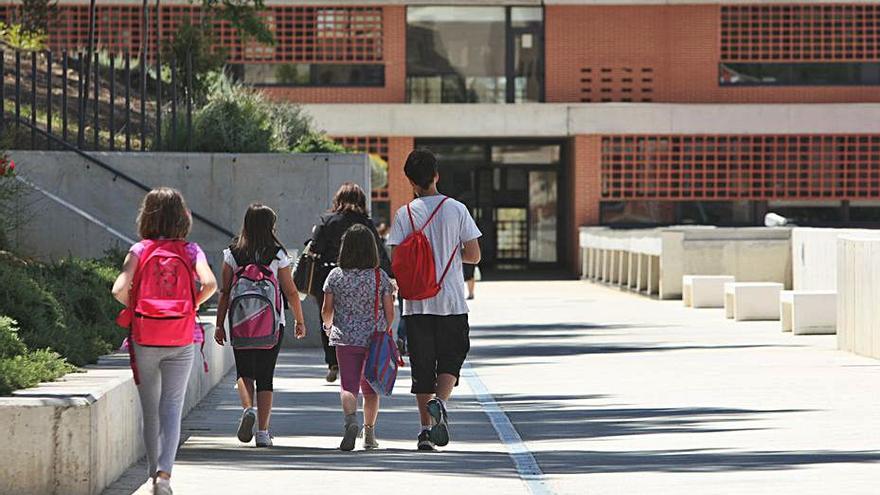 Alumnos a la entrada del colegio Jacinto Castañeda de Xàtiva.