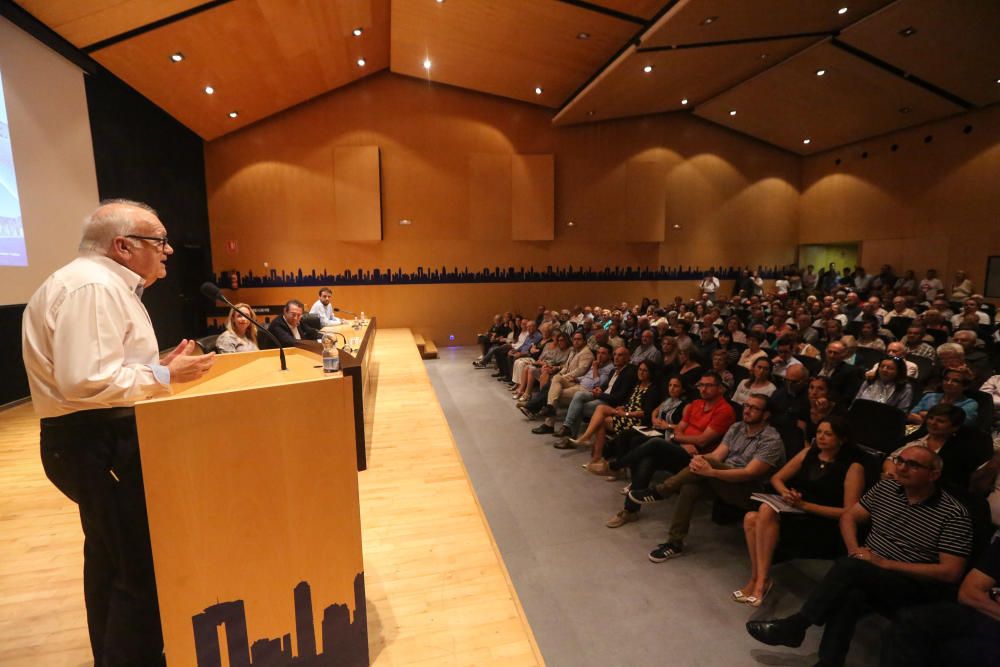 La presentación de la publicación histórica del periodista Vicente Fuster, de 200 páginas, reúne a más de 300 personas