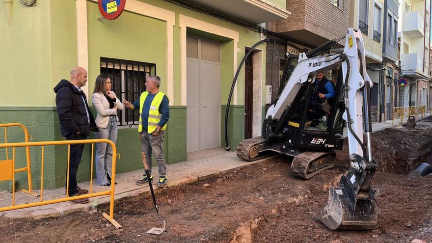 La alcaldesa, Tania Baños, y el concejal de Urbanismo, Javier Ferreres, visitaron ayer el comienzo de las obras.