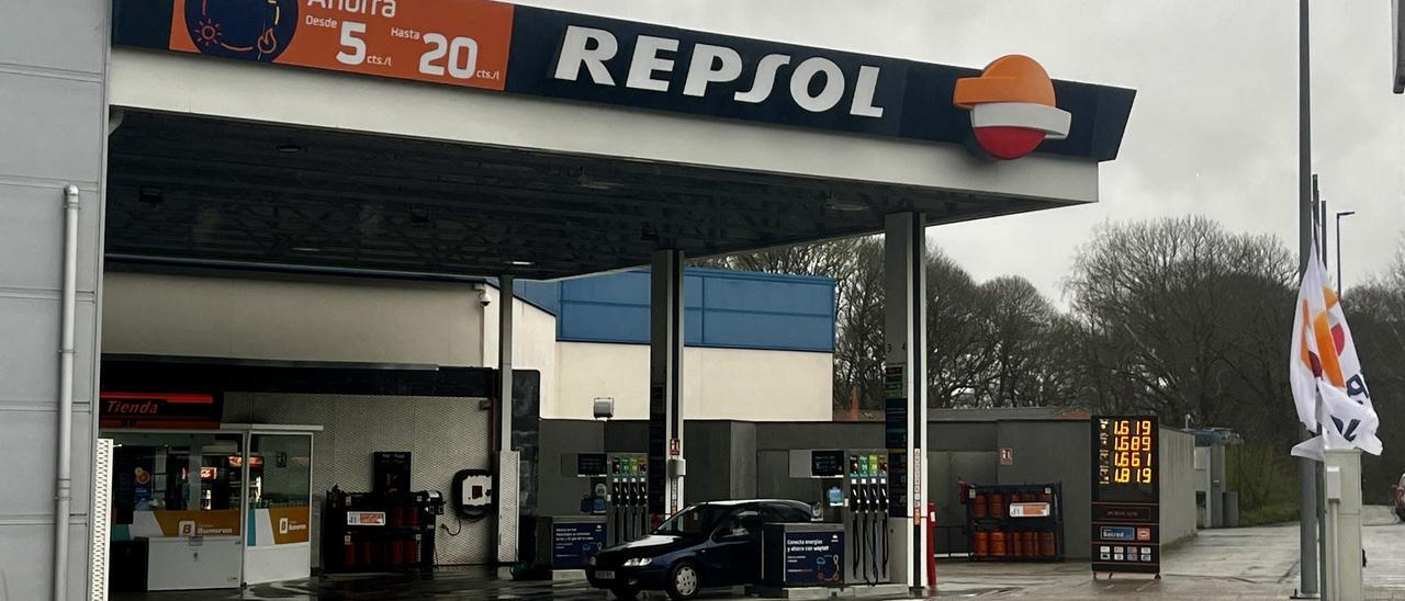 Poste con los precios de combustible en una estación de Lalín.