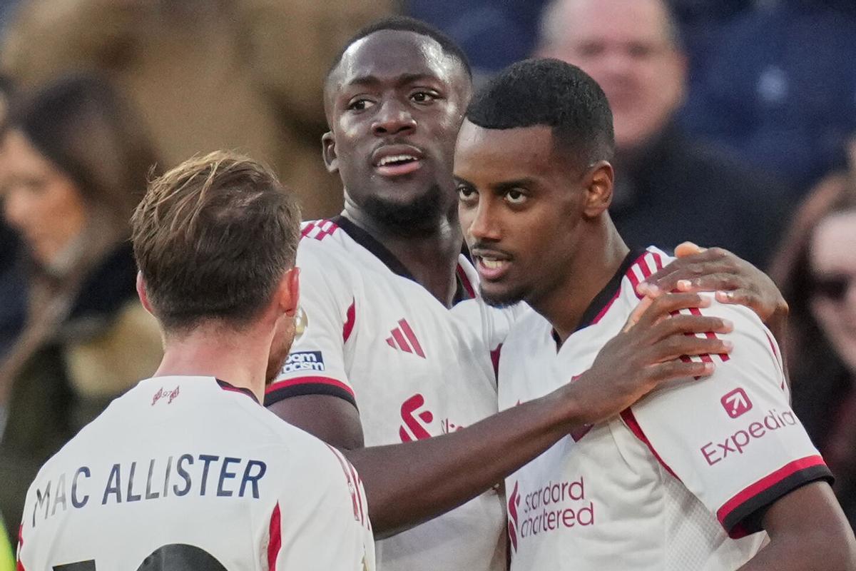 Alexander Isak celebra su primer gol con el Liverpool en la Premier League