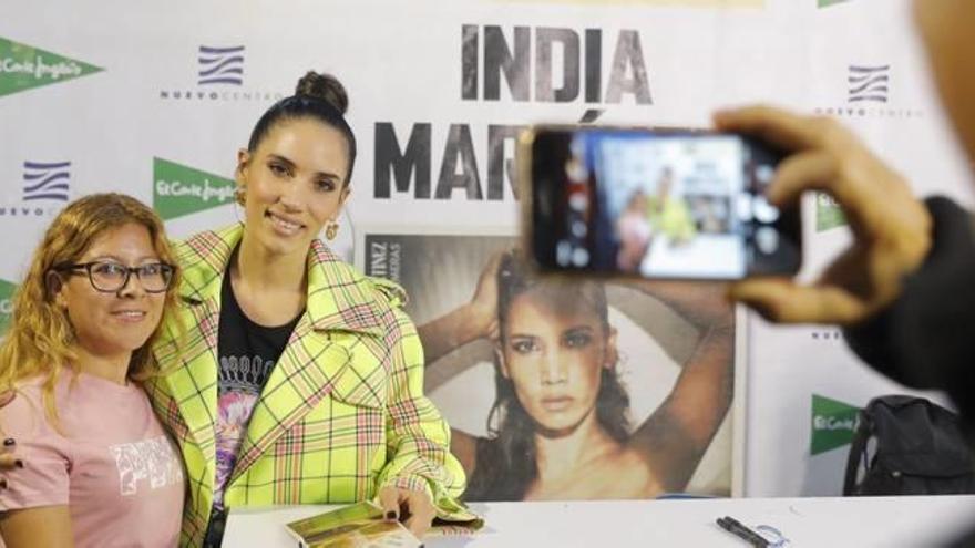 La cantante India Martínez firmó ayer discos en El Corte Inglés de Nuevo Centro.