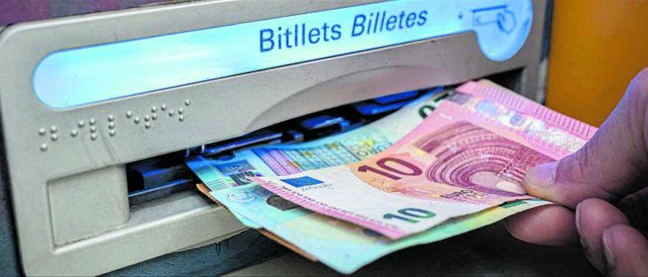 Imagen de dinero en efectivo en una oficina bancaria.