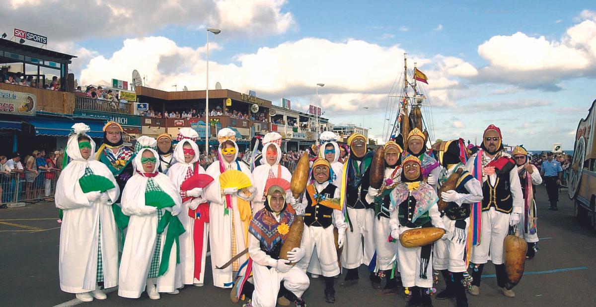 Mujeres de la Parranda Marinera Los Buches con el disfraz conocido como la sábana junto a hombres del grupo en un coso de carnaval de Puerto del Carmen (Lanzarote9.