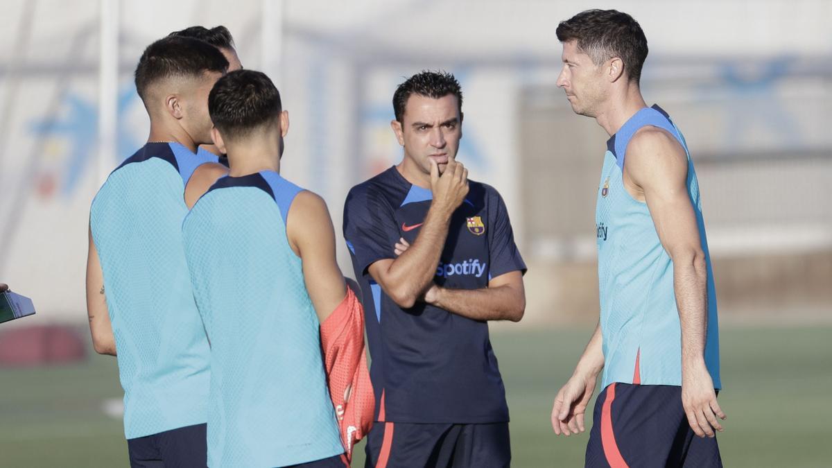 Xavi y algunos jugadores del Barça durante un entrenamiento