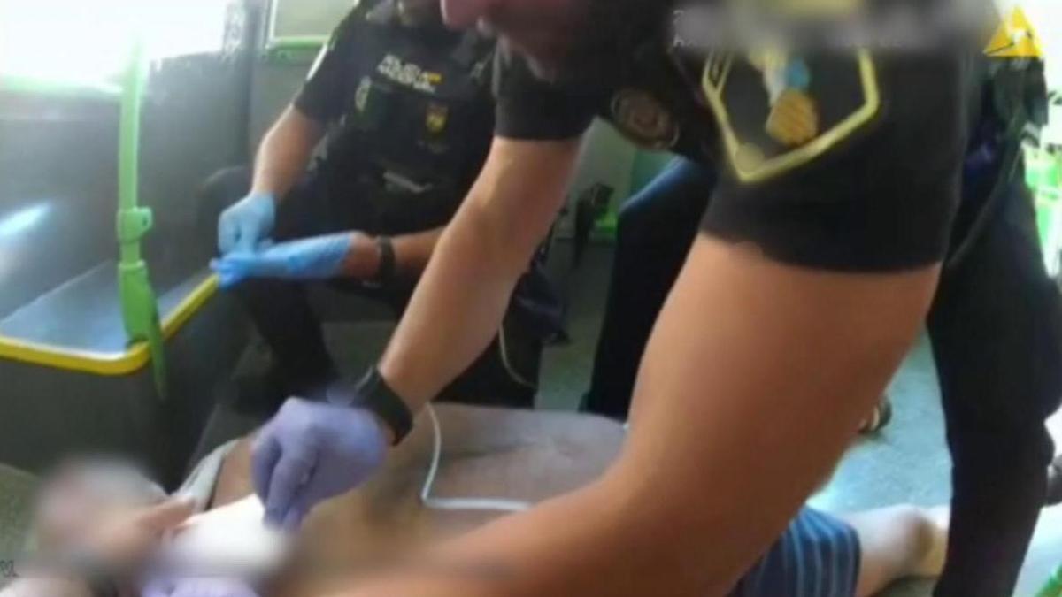 Policías salvan la vida a un turista en Alicante tras desplomarse en un autobús