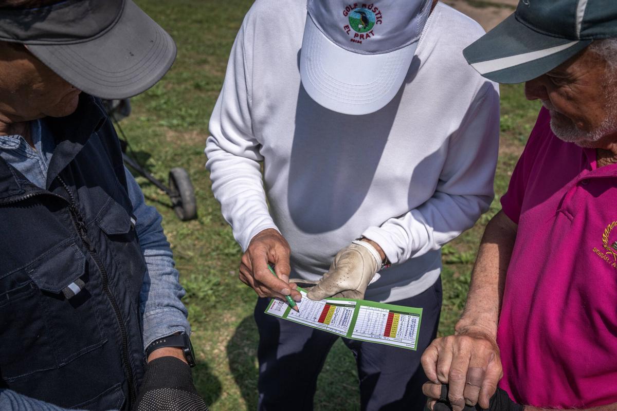 El Prat del Llobregat 10/04/2025 Barcelona . Reportaje sobre un grupo de jubilados que se dedica a cuidar la orilla del Llobregat a la altura del Prat para jugar a golf rústico desde hace más de 30 años. AUTOR: JORDI OTIX