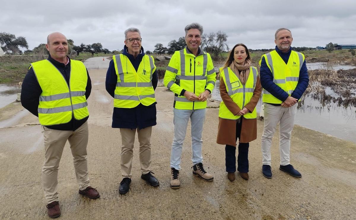 Andrés Lorite, en la visita que hizo este jueves con los alcaldes a la carretera que une Villaralto y Dos Torres.