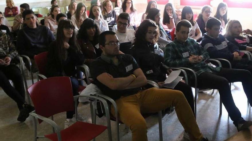 Los alumnos atienden a su compañeros en las presentaciones.