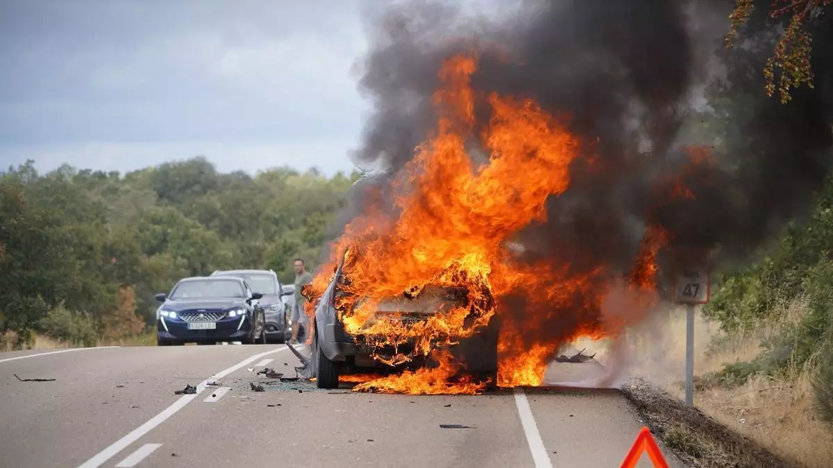 Un accidente triple termina con un vehículo en llamas, cuatro heridos y el tráfico cortado en Villar del Buey
