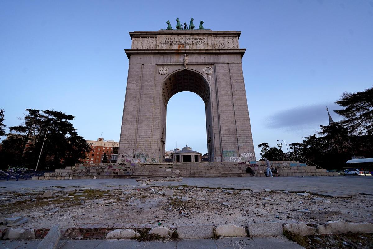 Reportaje sobre el Arco del Triunfo situado en una de las entradas de Madrid.